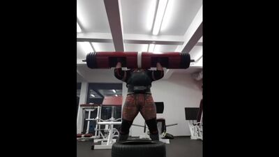 Zhidrunas Savickas, press con tronco de 190 kg en dos series