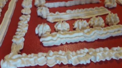 Comment réaliser des motifs avec de la crème. Tutoriel vidéo sur la décoration d'un gâteau à la crème pâtissière