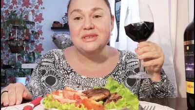 Inna Sudakova: «¿Y por qué no tomar un poco de vino?»