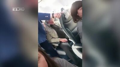 Dans l'avion reliant Ekaterinbourg à Antalya, les passagers ont maîtrisé un passager turbulent