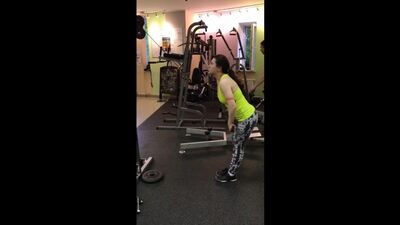 Marina, membre du club RE:fit situé au 59, rue 8 Mars, effectue un pull-over debout dans un crossover sous la supervision de l'entraîneuse Alsu !