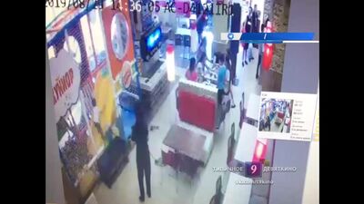 Une femme a volé 5 000 roubles chez Burger King. Saint-Pétersbourg, le 29 août 2019