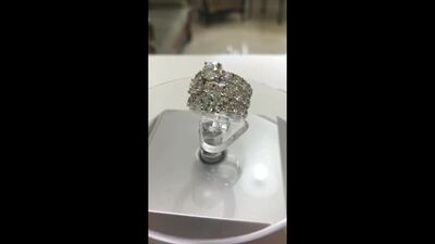 Elegante anillo de oro blanco con tres diamantes de 1,15 ct, 0,9 ct y 0,7 ct, rodeados de diamantes más pequeños con un peso total de 3