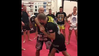 Boxe birmana. Spinta, colpo alla testa, gomitata