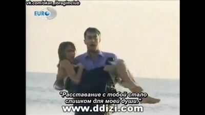 Erkan Petekkaya et Gamze Özelik dans la série « Le Vagabond ». Kara sevda