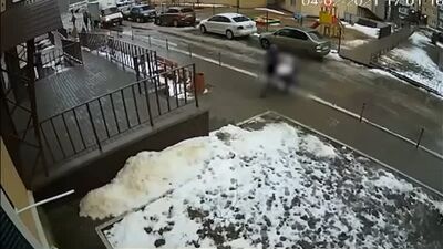 Em Voronezh, um homem saltou da janela de um prédio de vários andares e caiu sobre um carrinho de bebé