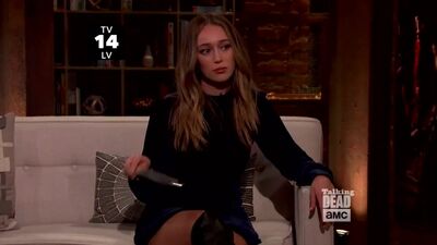 Alicia Debnem-Carey brinca com uma faca borboleta no programa «Talking Dead»