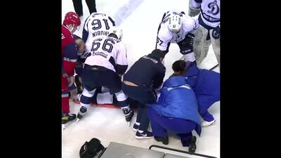 Timur Faizutdinov reçoit un palet sur la tête