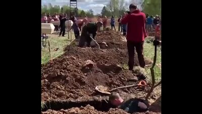 Zawody w szybkim kopaniu grobów