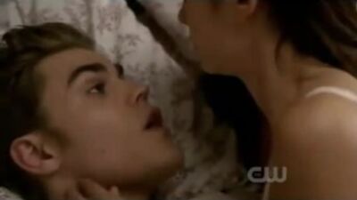 Escena de cama de Stefan y Elena en «The Vampire Diaries», episodio 02x06