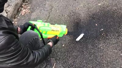 Soiboy brachte eine Wasserpistole mit der Aufschrift „Diese Waffe tötet Faschisten“ zur Kundgebung mit