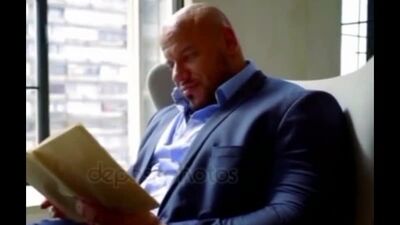 Un hombre calvo está sentado leyendo un libro (MEM)