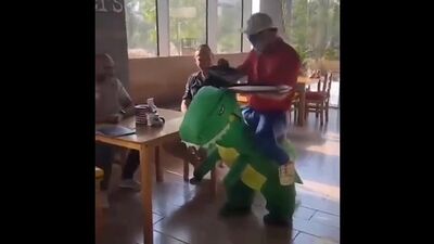 CAMERIERI DI SALA IN UN BAR