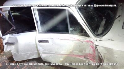08.12.2015. Verkehrsunfall in Achinsk. Südliches Industriegebiet. Linienbus und AvtoVAZ. Verkehrspolizei. „Achinsk Avtokanal“. Internet-Funkdienst Zello n