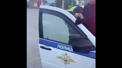 Nos arredores de Novosibirsk, um agente da polícia de trânsito atingiu acidentalmente na cabeça um rapaz de 19 anos