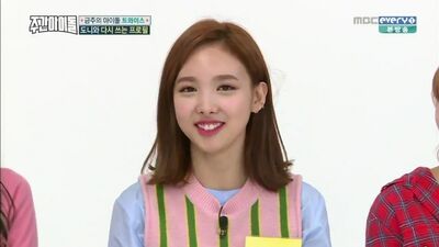 · Outros · 161026 · Nayeon, das TWICE, fala sobre as OH MY GIRL e dança ao som de «Windy Day», «Liar Liar» e «Closer» no programa «Weekly Idol» da MBC ·