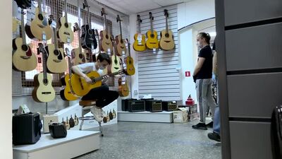[AkStar] Un guitariste se fait passer pour un débutant dans des magasins de musique | La réaction des vendeurs de guitares