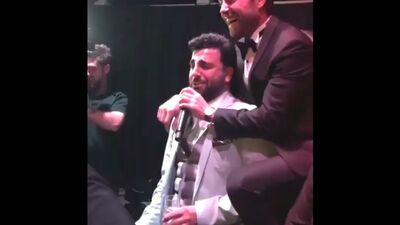 Murat Dalkylych chante lors d'un mariage