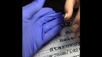 Chaussettes. French manucure jaune avec un effet ombré sur un seul ongle
