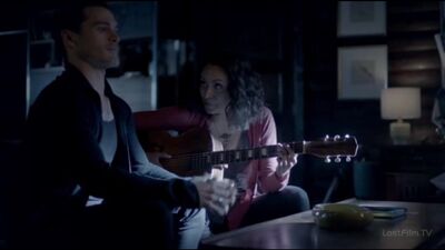 El diario de un vampiro - 7.19 - Enzo enseña a Bonnie a tocar la guitarra (Doblaje de LostFilm)