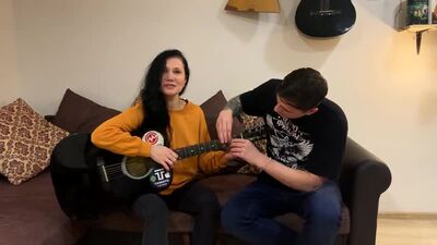 [Jarik Bro – Gitarrenunterricht] Ich bringe meiner Mutter das Gitarrenspiel bei