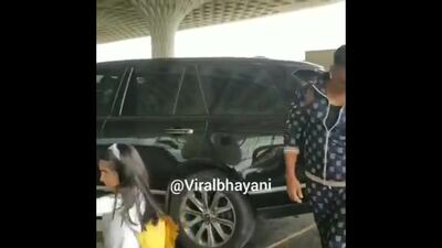 Akshay Kumar, Twinkle Khanna und Nitar am Flughafen,