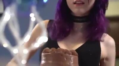 Une géante et une petite fille en chocolat