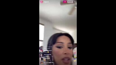 A Doja Cat geme enquanto beija a câmara e se beija com o ecrã do telemóvel