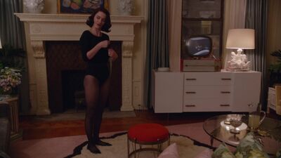 Rachel Brosnahan : sexy - La fabuleuse Mme Maisel (2017) s01e01 (1080p)