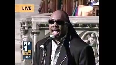 Stevie Wonder no funeral de Luther Vandross