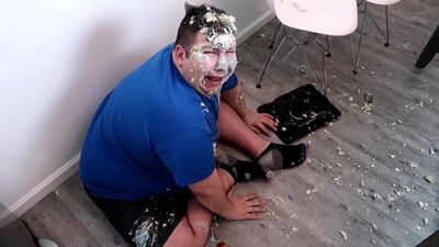Redditsave.com_nikocado_avocat_assis_par terre_en pleurs-hfmw10hrnor71.mp4