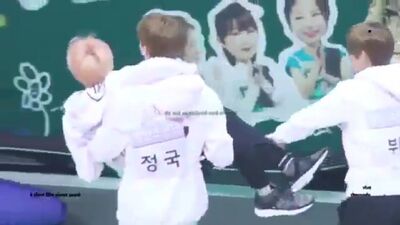 JUNGKOOK A CARREGAR O HOSEOK AO ESTILO DE NOIVOS FKFDKWKKC