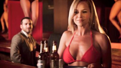 Julie Benz: Seios grandes e mamilos duros num biquíni vermelho (2017)