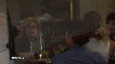Kaley Cuoco-Sweeting i Ryan Sweeting całują się podczas posiłku z Brianą Cuoco w hotelu The Beverly Hilton w Beverly Hills Kaley Cuoco-Sweeting i Ryan Sweeting całują się podczas posiłku z Brianą Cuoco w hotelu The Beverly Hilton w Beverly Hills 26 marca 