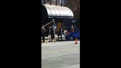 Melissa Benoist, Nicole Maines et Jesse Rath sortent de la voiture