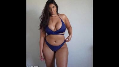LATECIA THOMAS, MODELO DE FATOS DE BANHO DE TAMANHO GRANDE, EXPERIMENTA VÁRIOS MODELOS E ARRASOU EM BIKINI EM 2018
