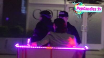 Lana Parrilla y Fred Di Blasio disfrutan de un bicitaxi al salir de la fiesta posterior a la Comic Con 2014