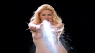 Shanna Moakler pracuje w najseksowniejszej myjni samochodowej