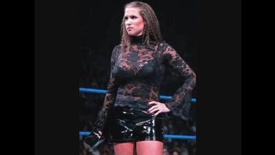 As pernas, os seios e o rabo de Stephanie McMahon