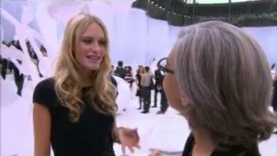 Uma Thurman e Florence Welch no desfile da coleção Primavera-Verão 2012 da Chanel