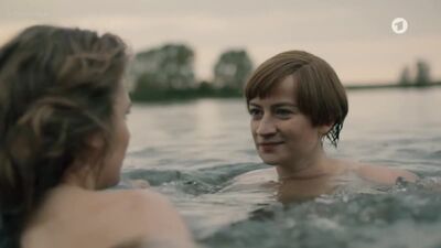 Nina Gummich, Alicia von Rittberg – Nude – Lotte w Bauhausie (2019) 720p Oglądaj online / Nina Gummich, Alicia von Rittberg – Bauhaus