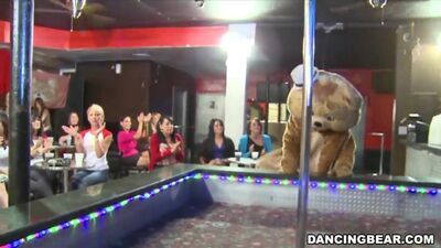 Fiesta de mamadas con osos bailarines en el club de striptease (720p)