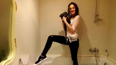 WETLOOKER – ABSOLUTNE PIĘKNO KĄPIELI W PEŁNYM UBRANIU. JEDEN Z MOICH ULUBIONYCH!