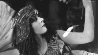 Theda Bara dans le film Cléopâtre de 1917 + Interview
