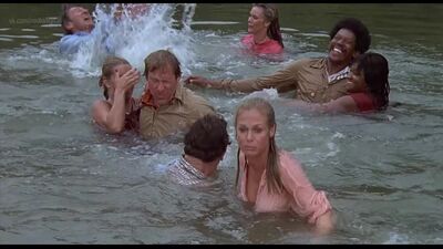 Pamela Hensley, Cheré (Chere) Bryson Nude - The Nude Bomb (1980) HD 1080p / Pamela Hensley, Cheré (Chere) Bryson - La bombe nue