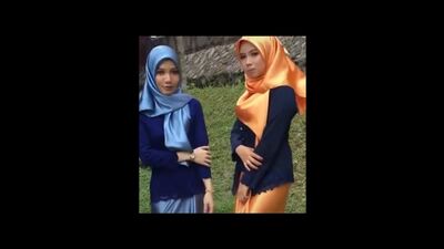 Hijab de cetim e vestido de cetim