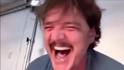 Pedro Pascal (llora, primero alegre y luego triste)