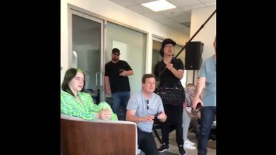 A Billie, a Claudia e outros a celebrar o Finneas hoje nos escritórios da @kobalt, em Los Angeles