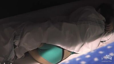 Se masturbe dans le train sous une couverture et gémit tout doucement (hz, solo, caméra cachée, solarium, voyeur, masturbation, solo, espionnage, voyeurisme)