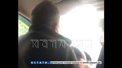 Motorista de táxi imprudente ameaça clientes no caminho de volta para casa